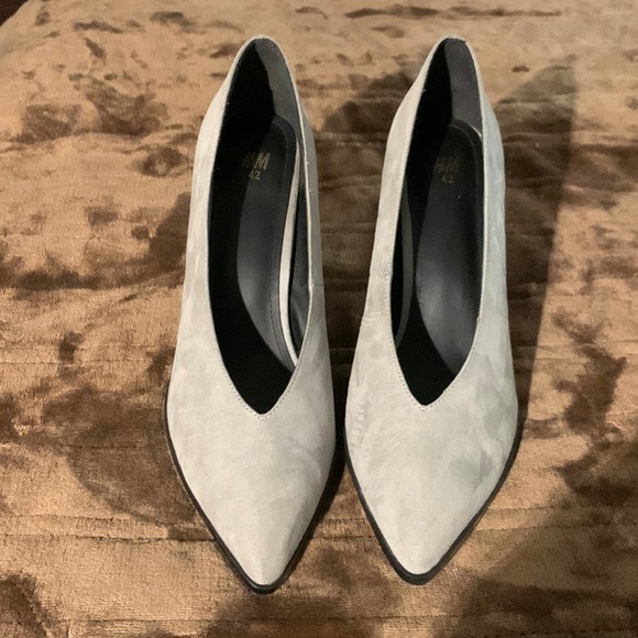 H&M gray pointy toe suede pumps - Picture 1 of 4